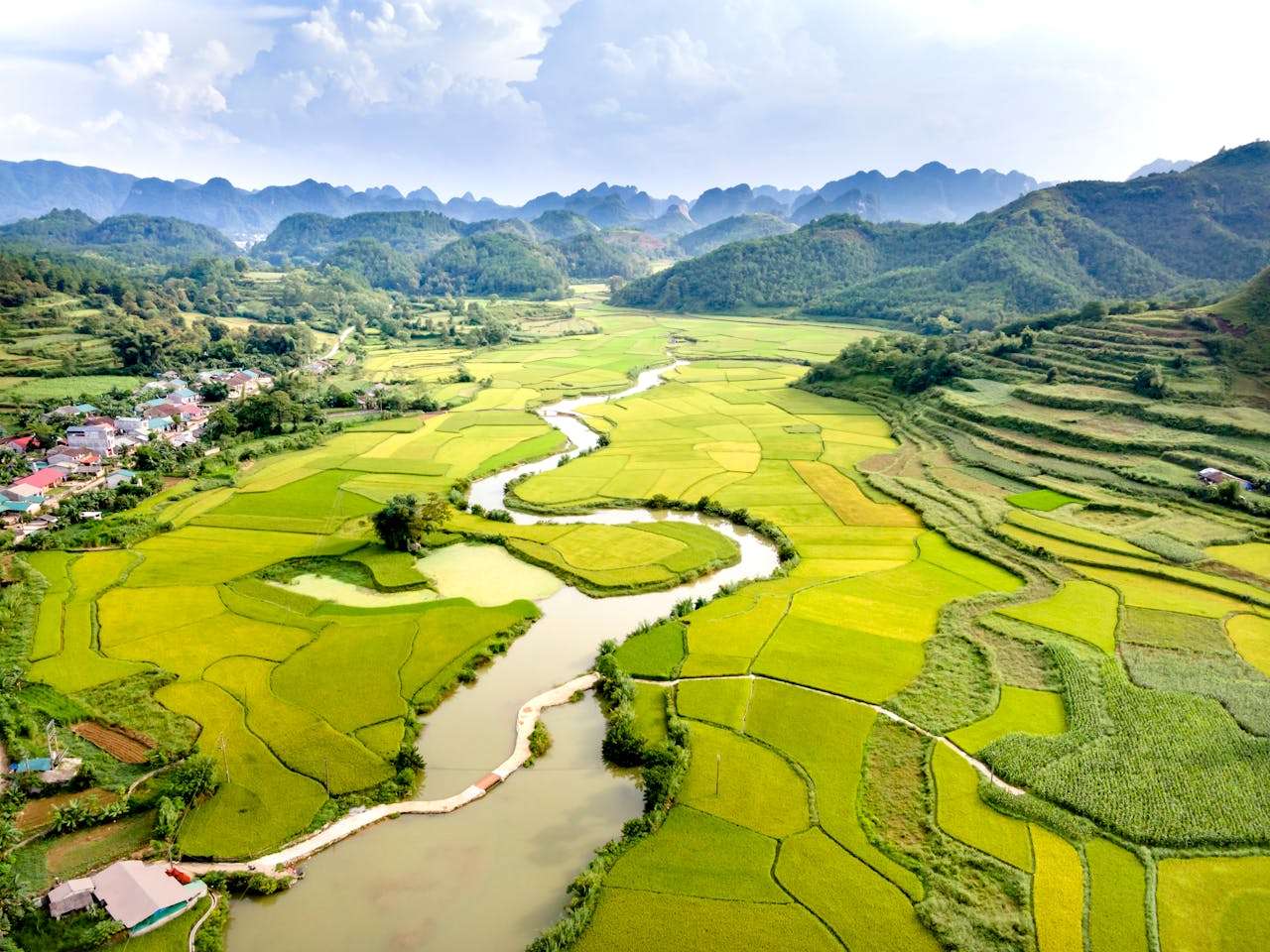 我的家乡：优美描写初中英语作文4篇（含翻译与点评）