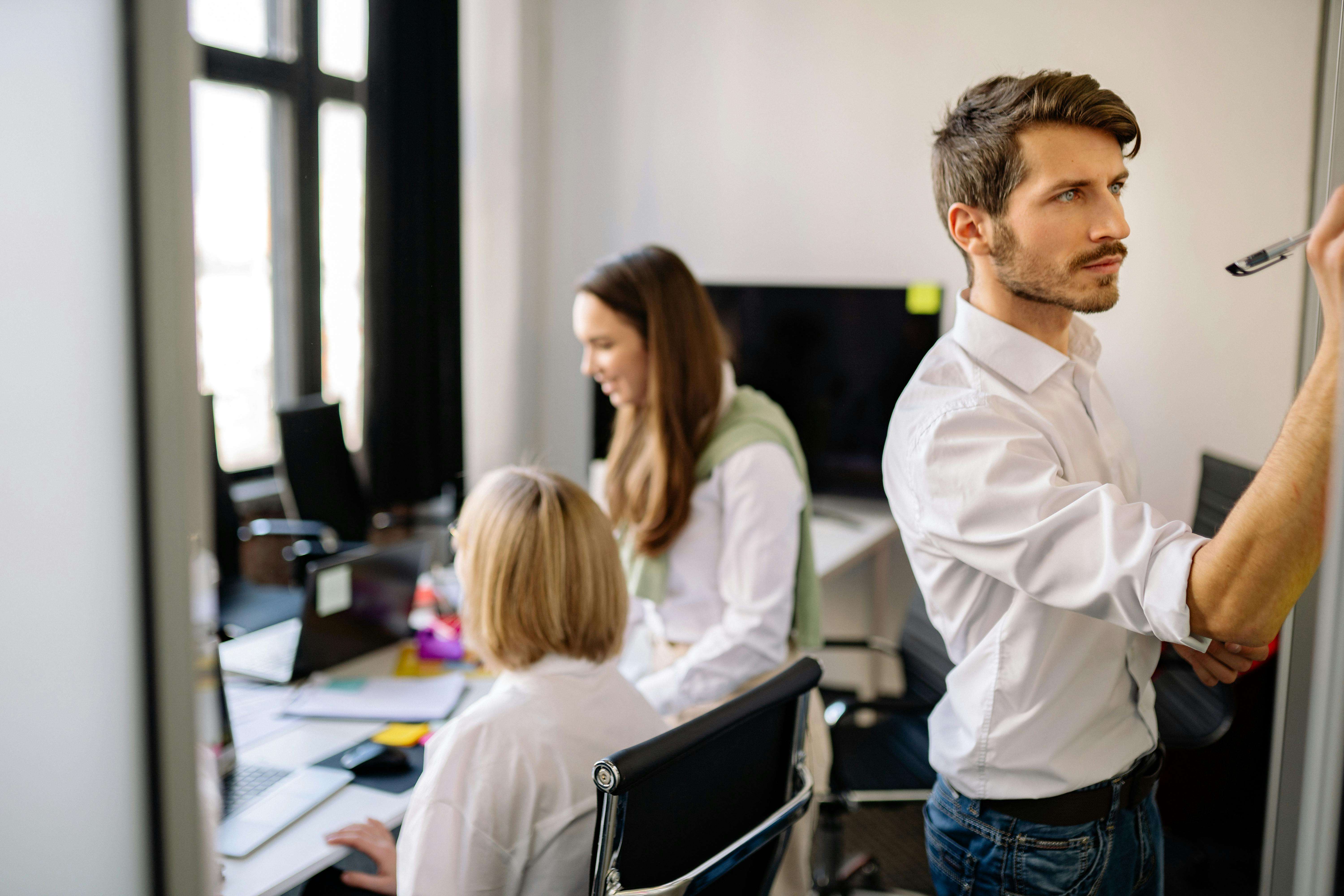 新手上路必看：10个最常用的商务英语开场白邮件模板（附场景解析）